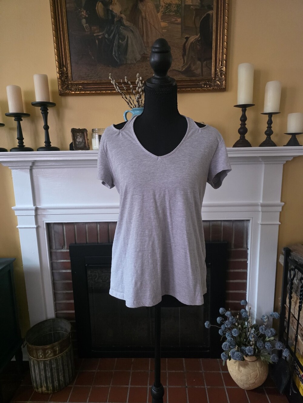 The basic gray tee got a little upgrade. 🩶